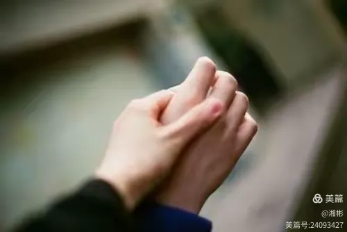 “左手摸右手”新解